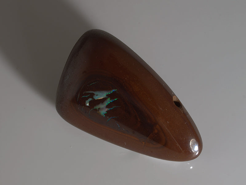 Boulder Opal Australien, Opal mit Bohrung für Opalanhänger