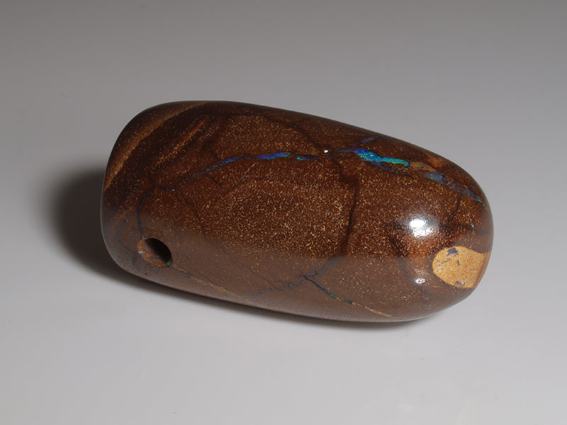 Boulder Opal Australien, Opal mit Bohrung für Opalanhänger