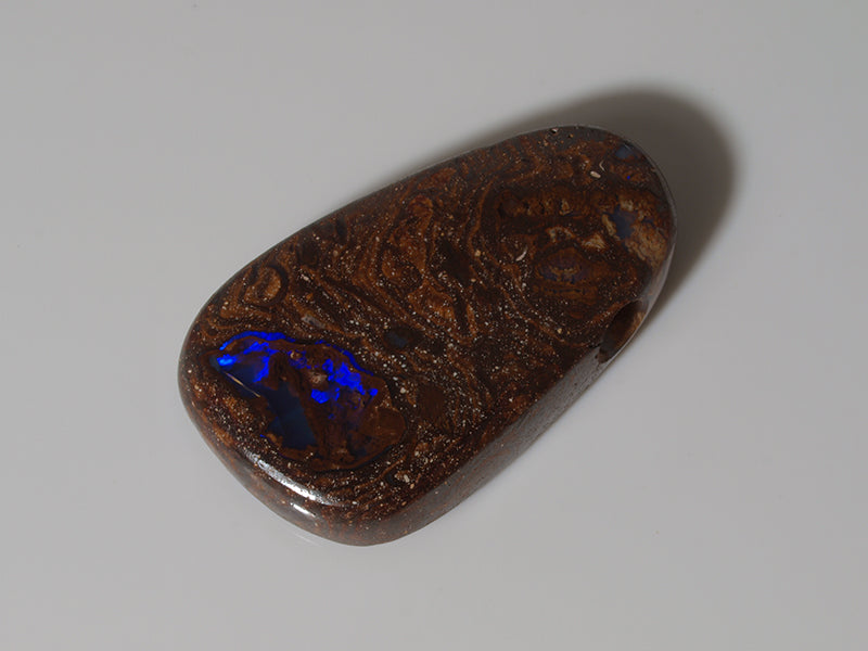 Boulder Opal Australien, Opal mit Bohrung für Opalanhänger