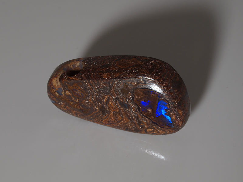 Boulder Opal Australien, Opal mit Bohrung für Opalanhänger