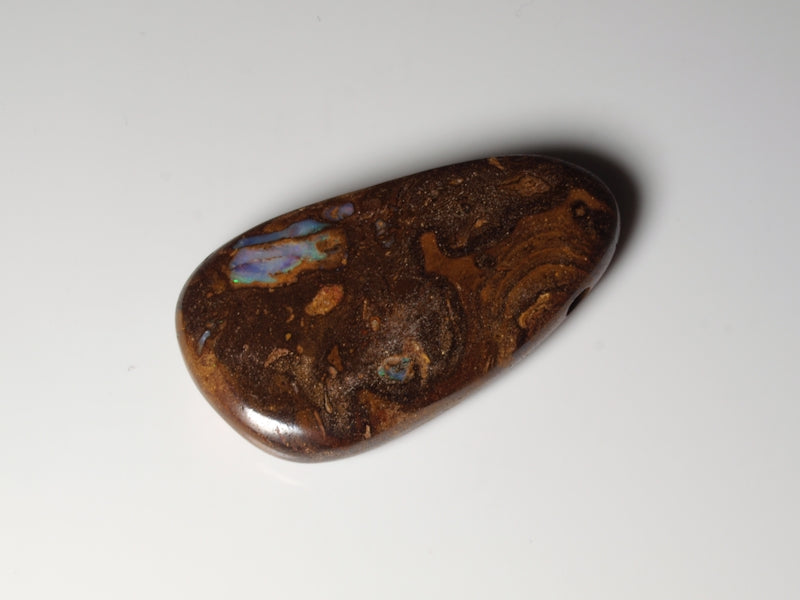Boulder Opal Australien, Opal mit Bohrung für Opalanhänger
