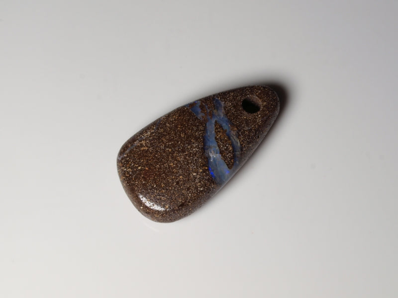 Boulder Opal Australien, Opal gebohrt für Opalanhänger