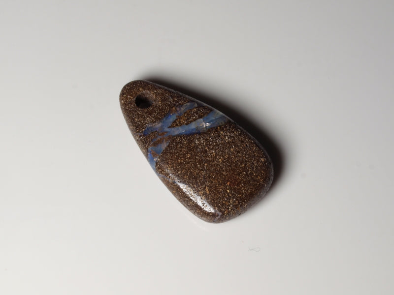 Boulder Opal Australien, Opal gebohrt für Opalanhänger