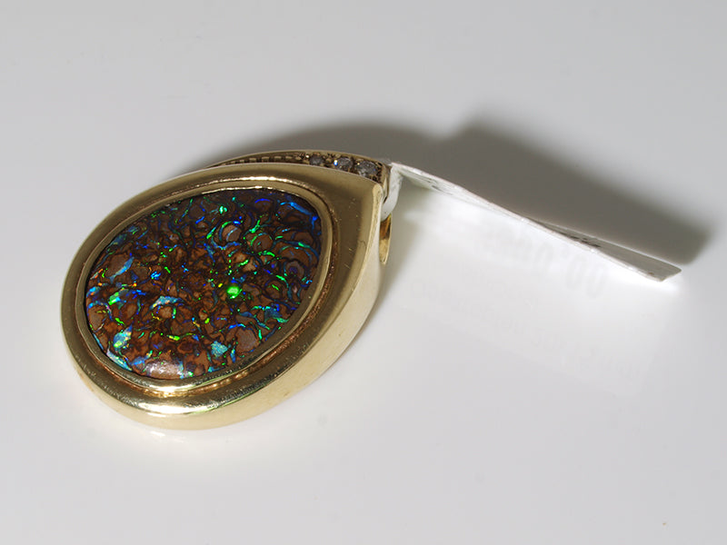 Opalschmuck, Anhänger aus Gold mit Opal aus Australien