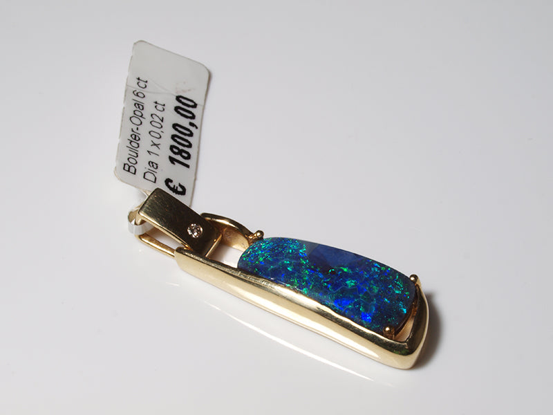 Opalschmuck aus Gold, Anhänger mit Boulder-Opal aus Australien