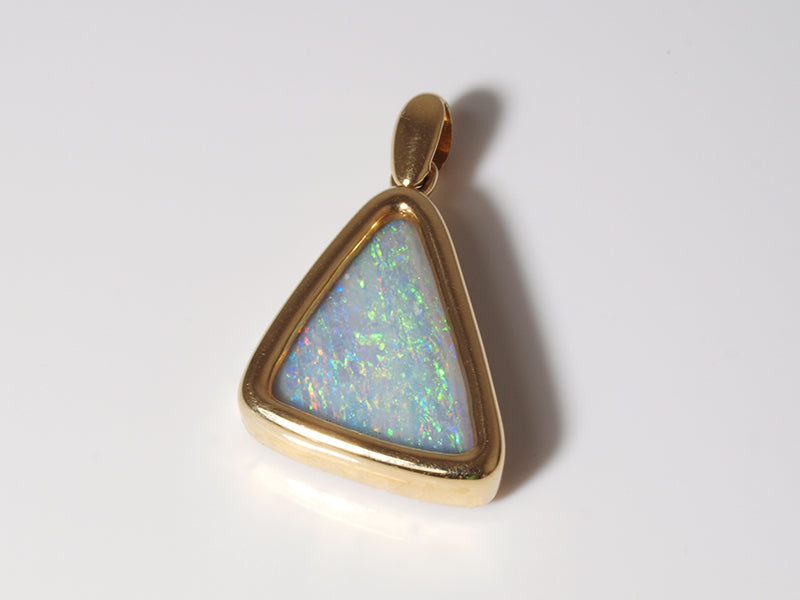 Opalschmuck aus Gold, Anhänger mit Boulder-Opal aus Australien