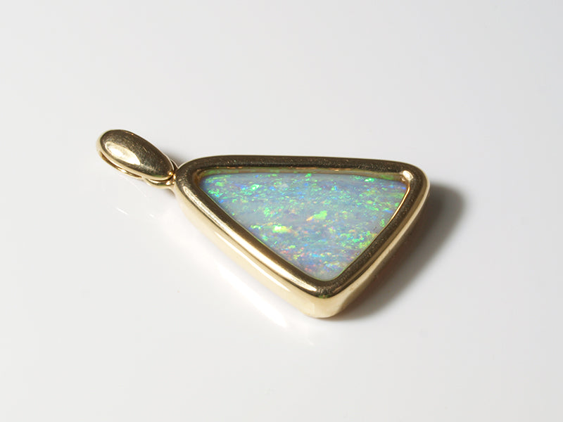 Opalschmuck aus Gold, Anhänger mit Boulder-Opal aus Australien
