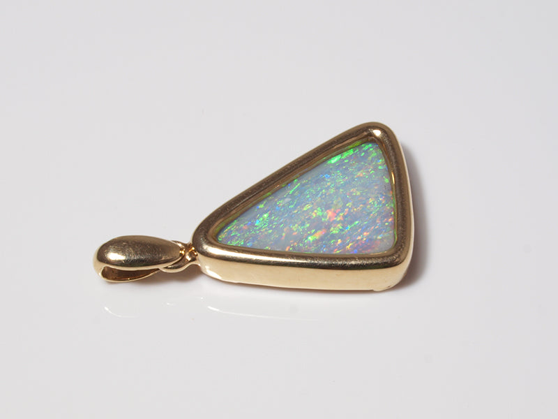 Opalschmuck aus Gold, Anhänger mit Boulder-Opal aus Australien