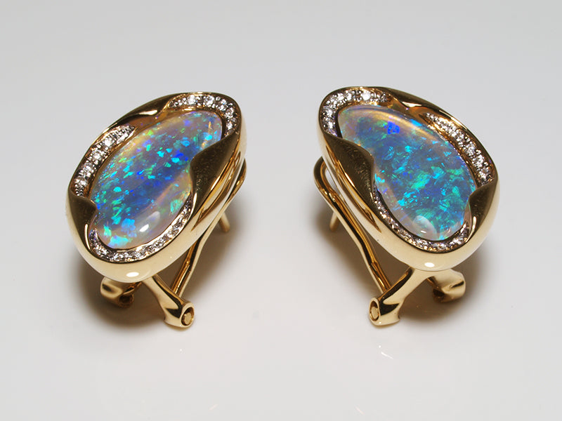 Opalschmuck aus Gold, Ohrclips mit Kristallopal und Diamant
