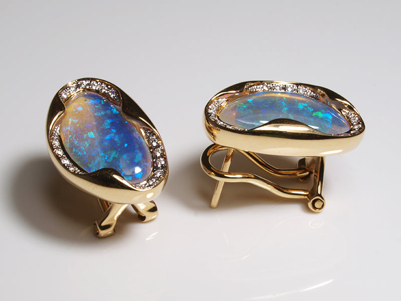 Opalschmuck aus Gold, Ohrclips mit Kristallopal und Diamant