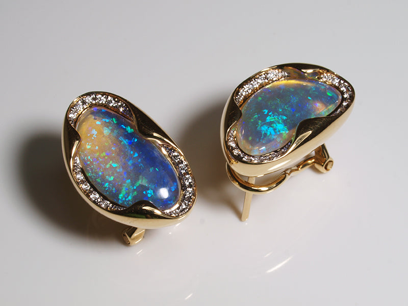 Opalschmuck aus Gold, Ohrclips mit Kristallopal und Diamant