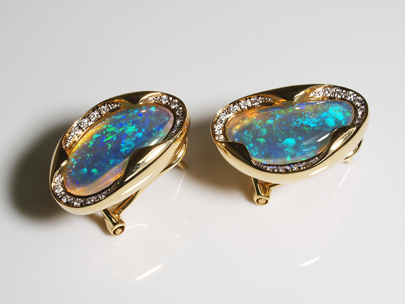 Opalschmuck aus Gold, Ohrclips mit Kristallopal und Diamant