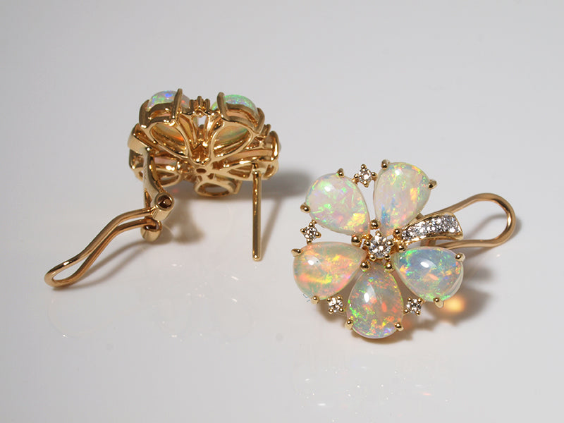 Opalschmuck aus Gold, Ohrclips mit Kristallopal und Diamant
