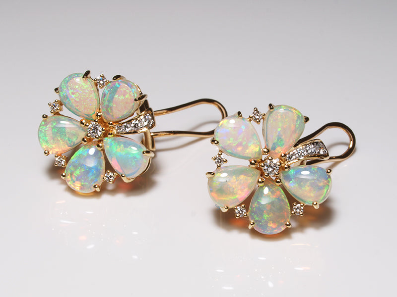 Opalschmuck aus Gold, Ohrclips mit Kristallopal und Diamant