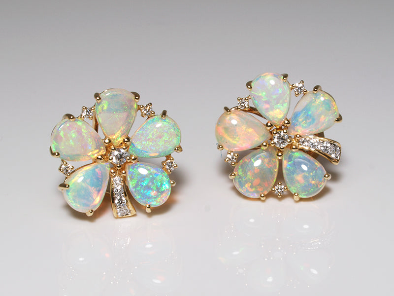 Opalschmuck aus Gold, Ohrclips mit Kristallopal und Diamant