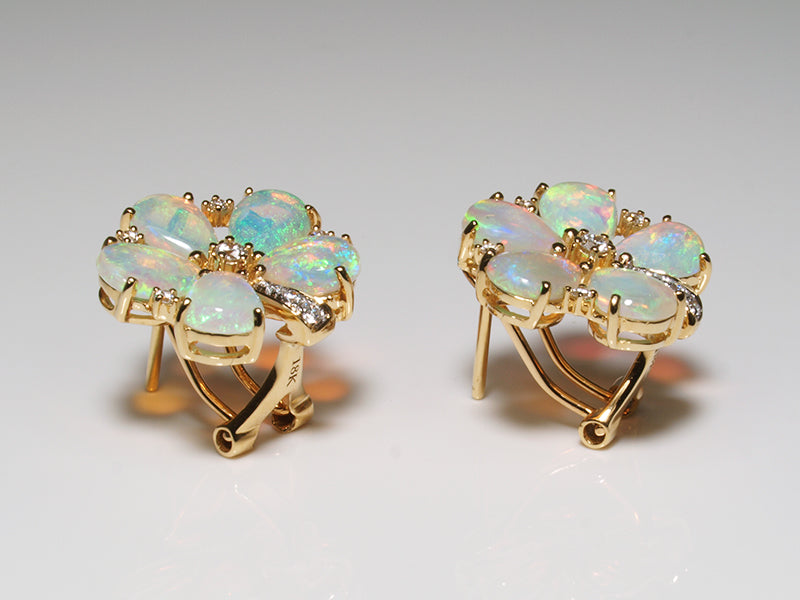 Opalschmuck aus Gold, Ohrclips mit Kristallopal und Diamant