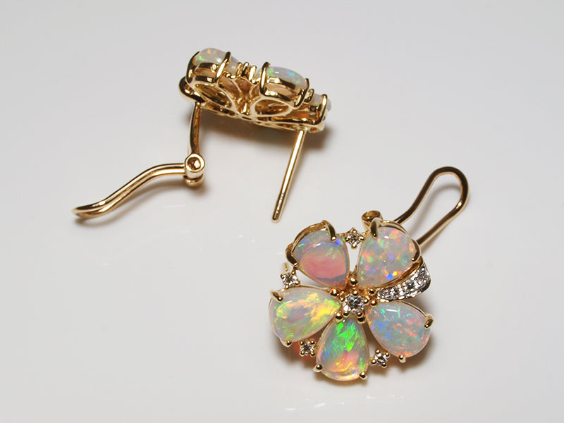 Opalschmuck aus Gold, Ohrclips mit Kristallopal und Diamant