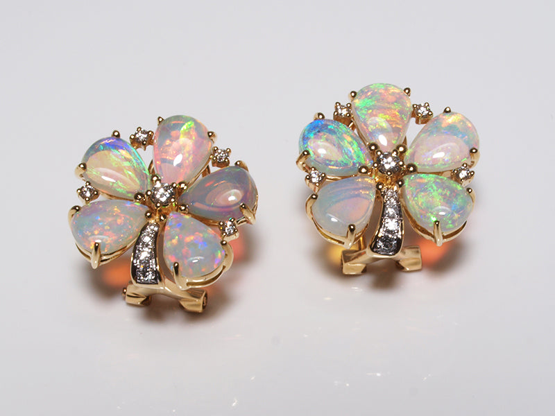 Opalschmuck aus Gold, Ohrclips mit Kristallopal und Diamant