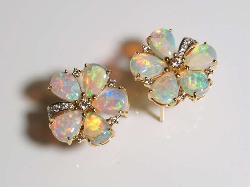 Opalschmuck aus Gold, Ohrclips mit Kristallopal und Diamant