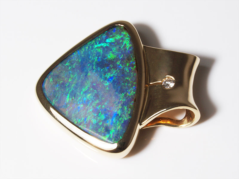 Opalschmuck, Anhänger aus Gold mit Boulder Opal und Diamant
