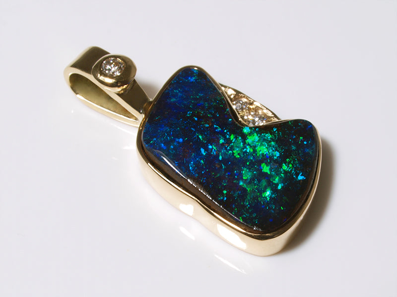 Opalschmuck, Anhänger aus Gold mit Boulder Opal und Diamant