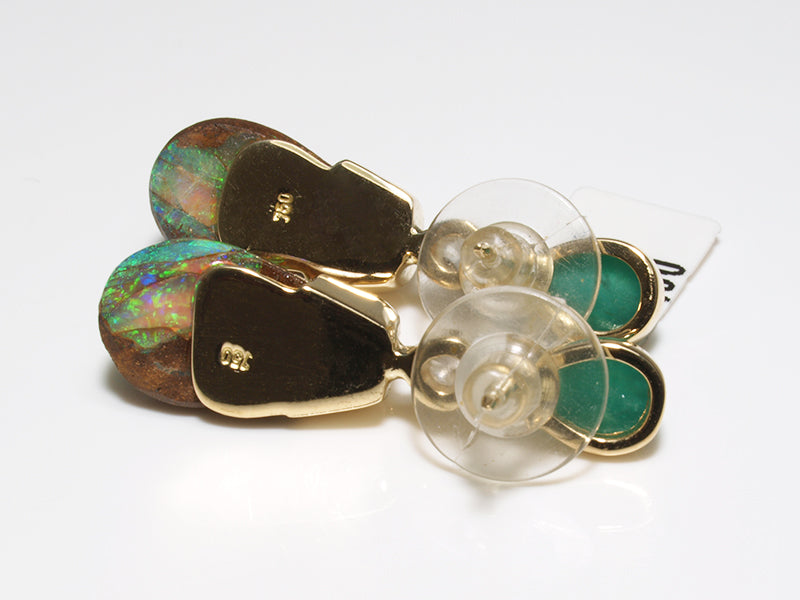 Opalschmuck - Goldschmuck, Ohrstecker aus Gold mit Boulder-Opal, Diamant u. Smaragd