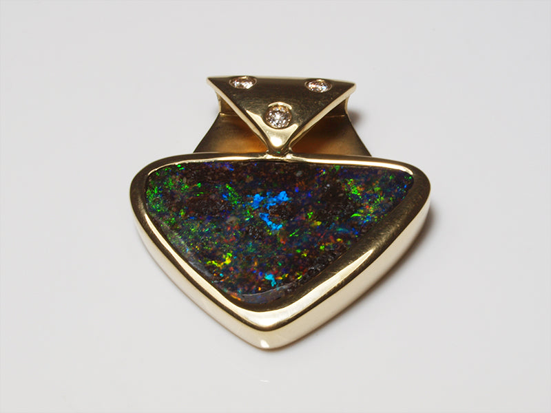 Opalschmuck, Anhänger aus Gold mit Boulder Opal und Diamanten