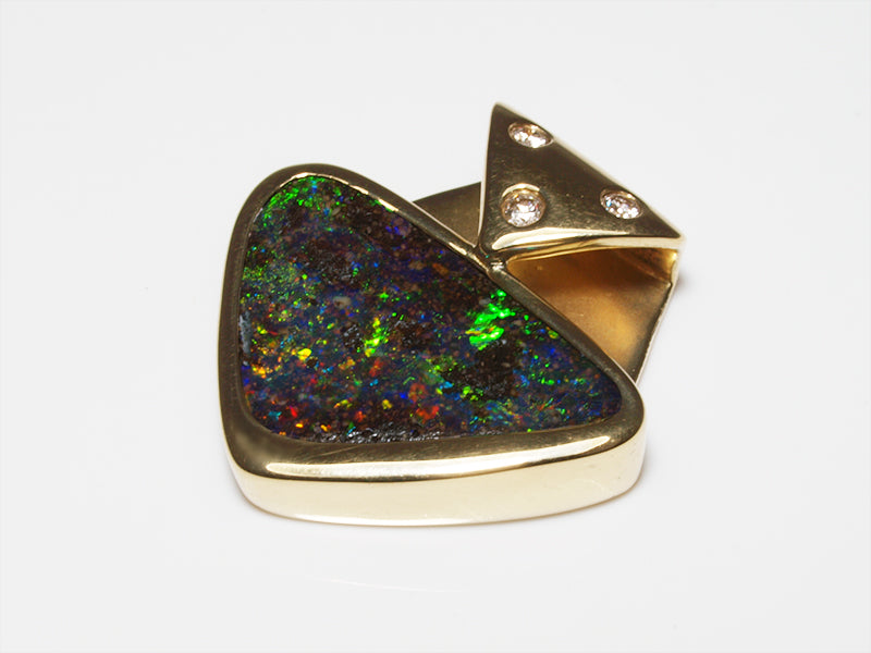 Opalschmuck, Anhänger aus Gold mit Boulder Opal und Diamanten