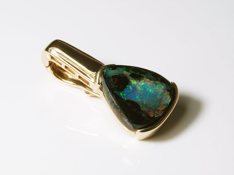 Opalschmuck, Anhänger aus Gold mit Boulder Opal aus Australien