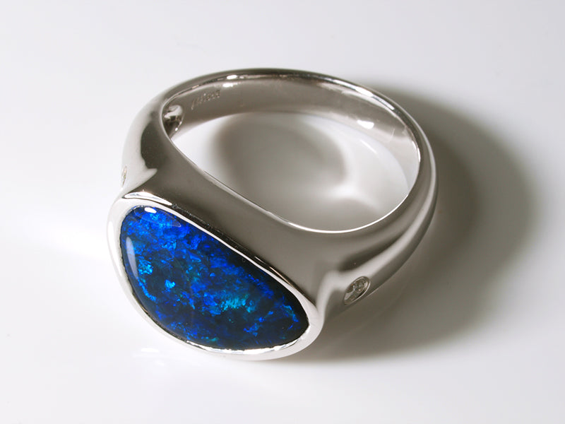 Opalschmuck, Opalring aus Weißgold mit Schwarzopal