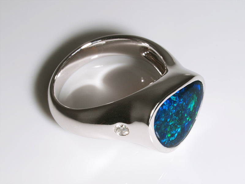 Opalschmuck, Opalring aus Weißgold mit Schwarzopal