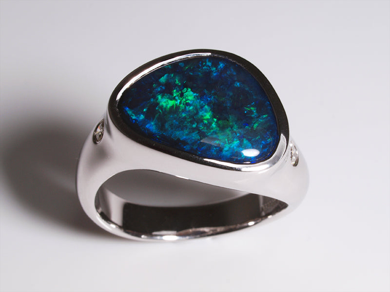 Opalschmuck, Opalring aus Weißgold mit Schwarzopal