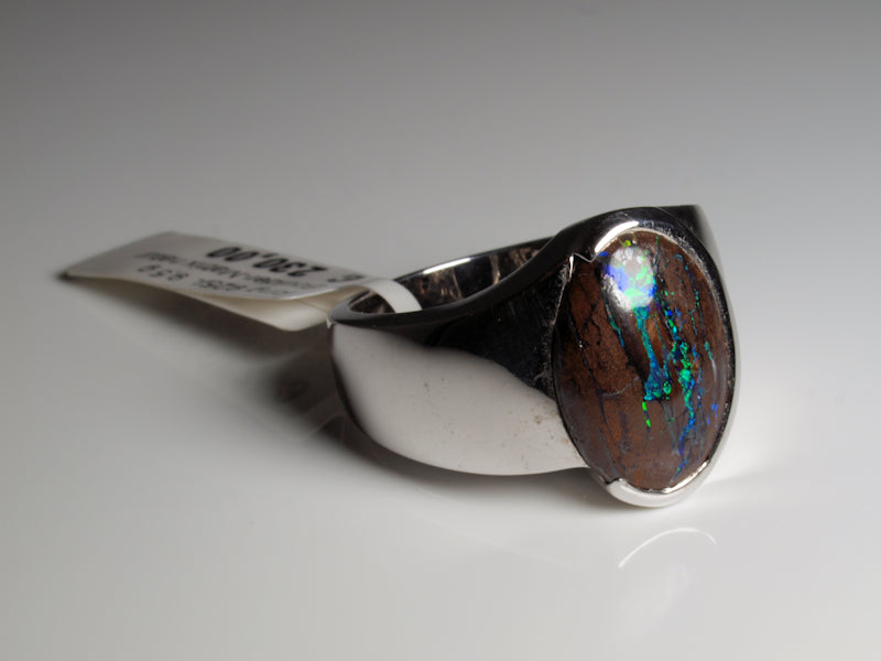 Ring aus Silber mit Opal aus Australien