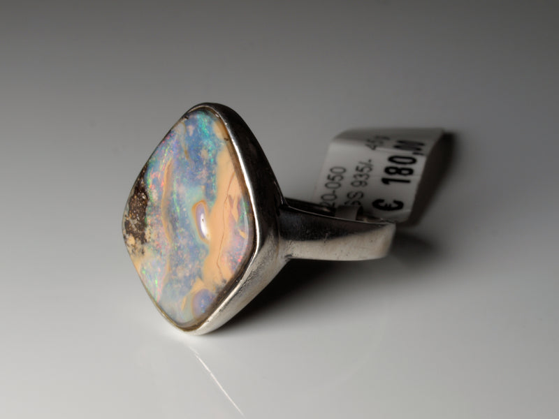 Ring aus Silber mit Opal aus Australien