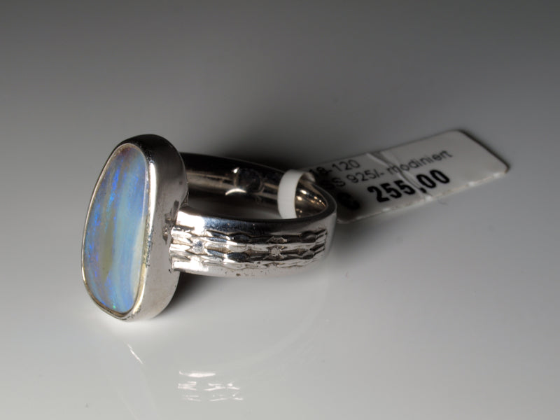 Ring aus Silber mit Opal aus Australien