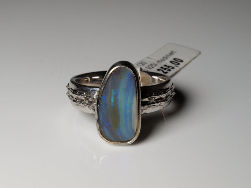 Ring aus Silber mit Opal aus Australien