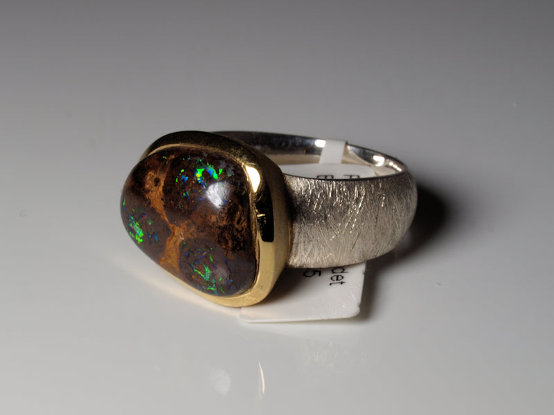 Ring aus Silber mit Opal aus Australien