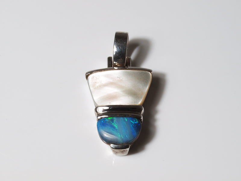 Opalanhänger aus Silber, Perlmutt und Boulder-Opal
