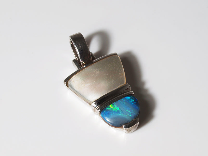 Opalanhänger aus Silber, Perlmutt und Boulder-Opal