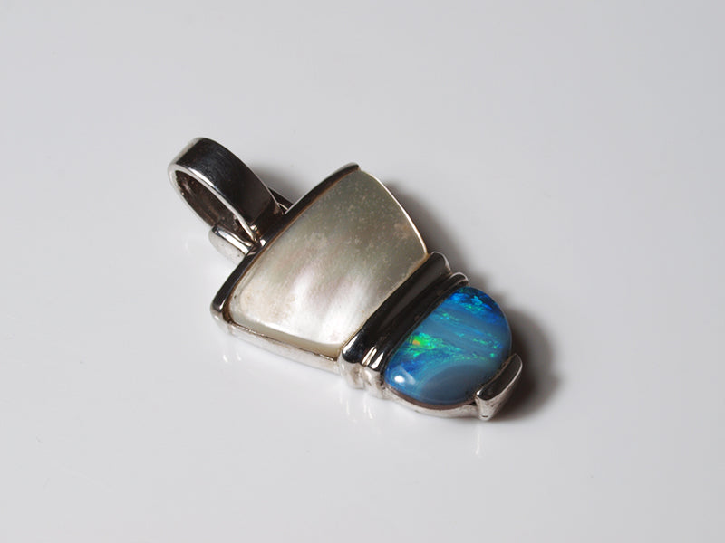 Opalschmuck - Opalanhänger aus Silber, Perlmutt und Boulder-Opal