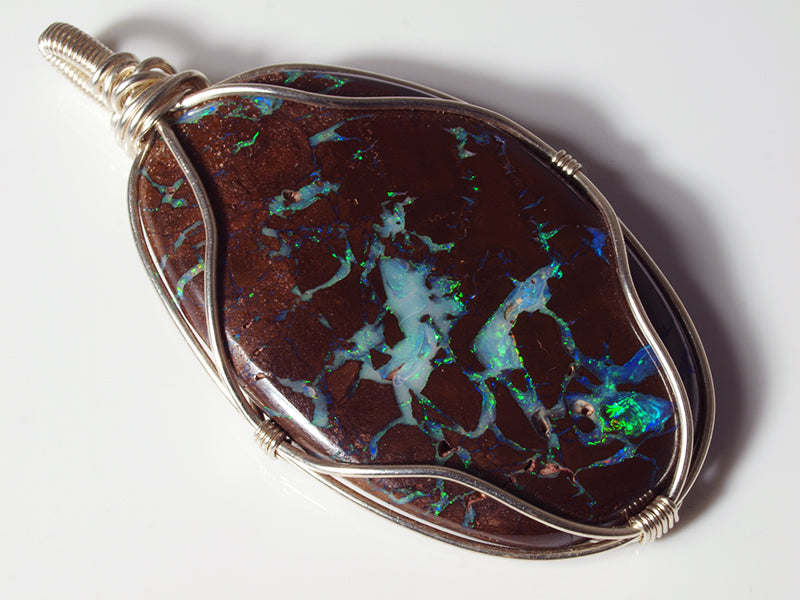 Opalschmuck - Opalanhänger aus Silberdraht mit Boulder-Opal aus Australien