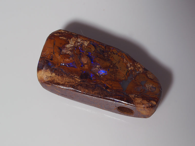 Boulder Opal Australien, Gebohrter Opal für Opalanhänger