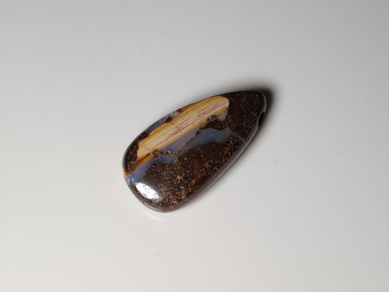 Boulder Opal Australien, Opal mit Bohrung für Opalanhänger