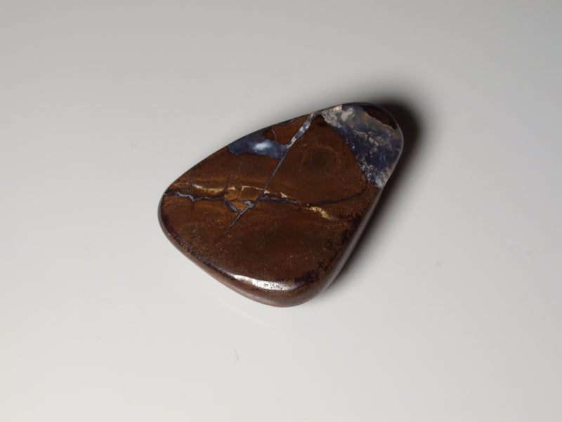 Boulder Opal Australien, Opal mit Bohrung für Opalanhänger