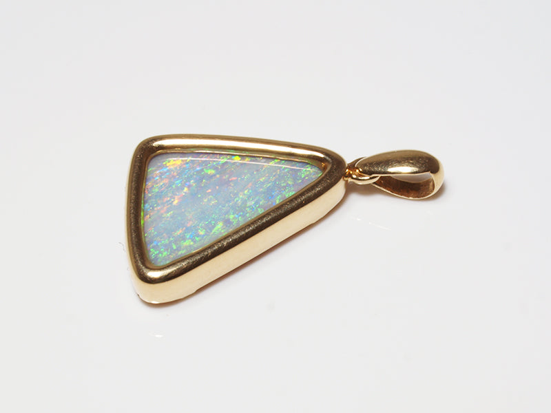 Opalschmuck aus Gold, Anhänger mit Boulder-Opal aus Australien