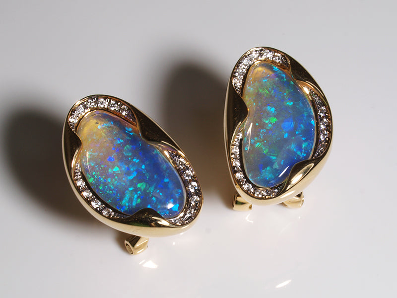 Opalschmuck aus Gold, Ohrclips mit Kristallopal und Diamant