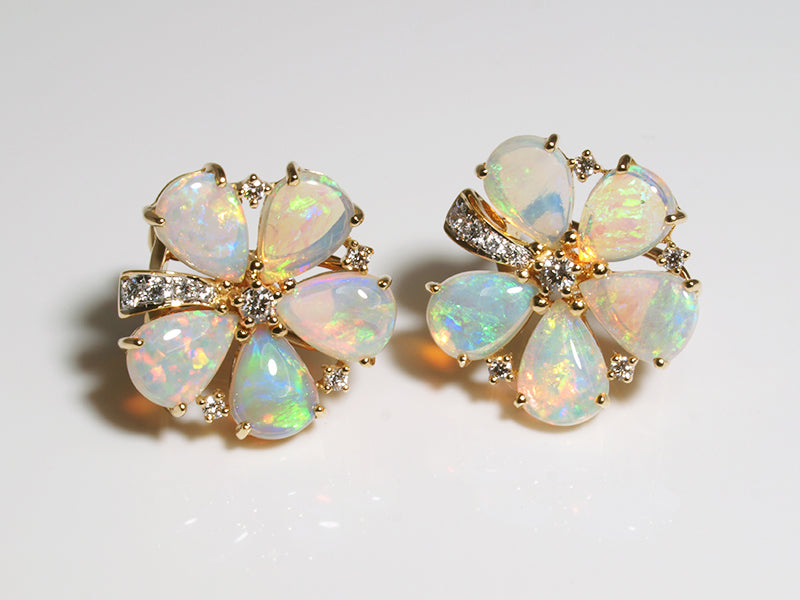 Opalschmuck aus Gold, Ohrclips mit Kristallopal und Diamant