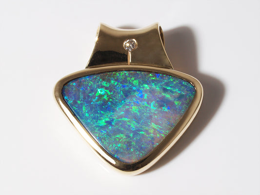 Opalschmuck, Anhänger aus Gold mit Boulder Opal und Diamant