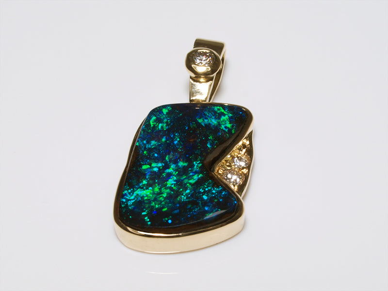 Opalschmuck, Anhänger aus Gold mit Boulder Opal und Diamant