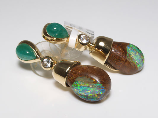Opalschmuck, Ohrstecker aus Gold mit Boulder Opal, Smaragd und Diamant
